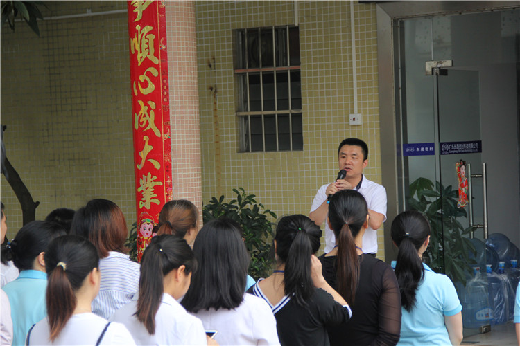胡燕林總經(jīng)理鼓勵(lì)我們只有不斷學(xué)習(xí)進(jìn)步，我們“愛密特人”才是“地表最強(qiáng)”者。而在這次的分享中最讓我們印象最深就是“藍(lán)絲帶”所帶給我們的愛與感恩！