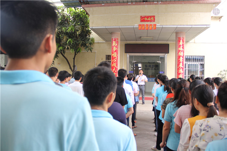 胡燕林總經(jīng)理鼓勵(lì)我們只有不斷學(xué)習(xí)進(jìn)步，我們“愛密特人”才是“地表最強(qiáng)”者。而在這次的分享中最讓我們印象最深就是“藍(lán)絲帶”所帶給我們的愛與感恩！